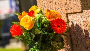 W prosty sposób przedłużysz trwałość kwiatów do wazonu na cmentarz 