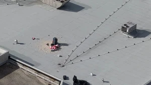 Sceny jak z filmu. Złodzieje wynieśli towar przez dziurę w dachu