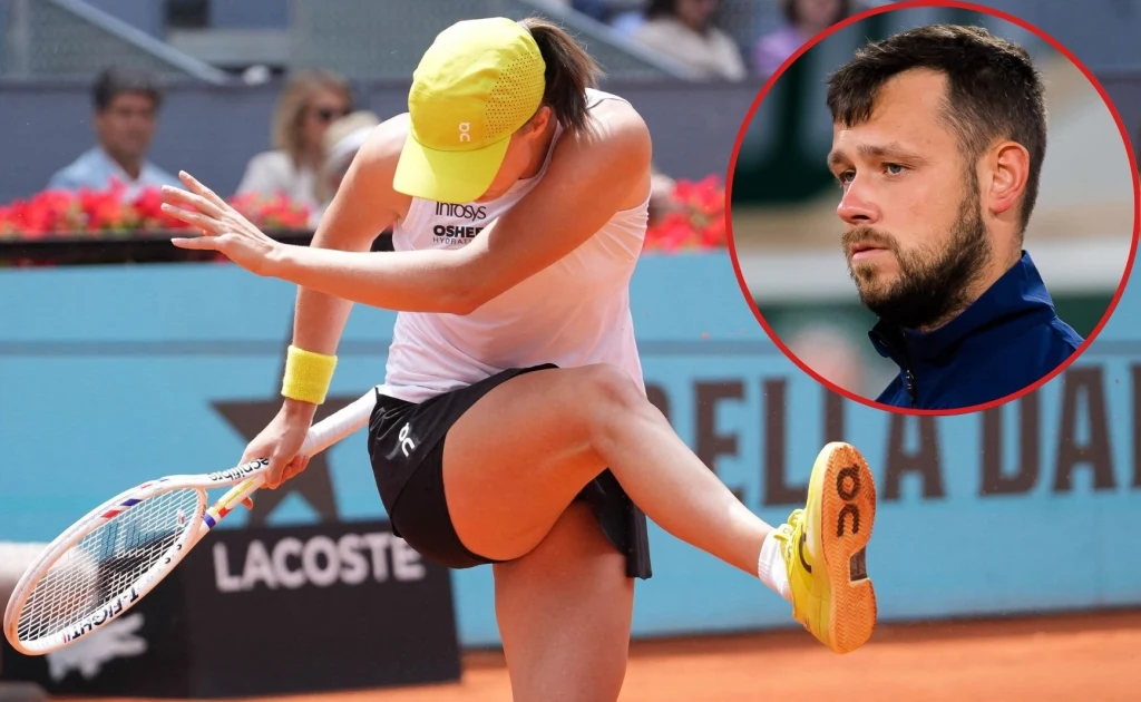 Iga Świątek, Piotr Sierzputowski Tenisistka w trakcie emocjonalnej reakcji kopie rakietę podczas meczu na korcie ziemnym, na pierwszym planie intensywne emocje sportowe, w prawym górnym rogu widoczny portret zamyślonego mężczyzny.