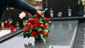 Dobór kwiatów zależy nie tylko od symboliki, ale także od pory roku i charakteru wizyty na cmentarzu