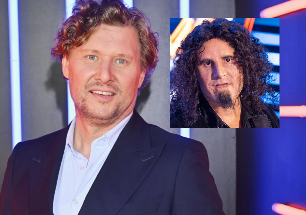 Andrzej Nejman w "Twoja Twarz Brzmi Znajomo" Mężczyzna w garniturze z kręconymi włosami stoi na tle neonowych świateł, w rogu widoczne jest wstawione zdjęcie innego mężczyzny o długich, ciemnych, kręconych włosach i charakterystycznym zaroście.