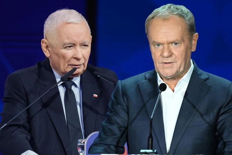 Donald Tusk skomentował słowa Jarosława Kaczyńskiego o zagrożeniu dla Polski Dwóch starszych mężczyzn w garniturach stoi przy mównicach, obaj mają poważne miny i mikrofony przed sobą, tło jest ciemnoniebieskie, scena wskazuje na debatę lub oficjalną dyskusję.