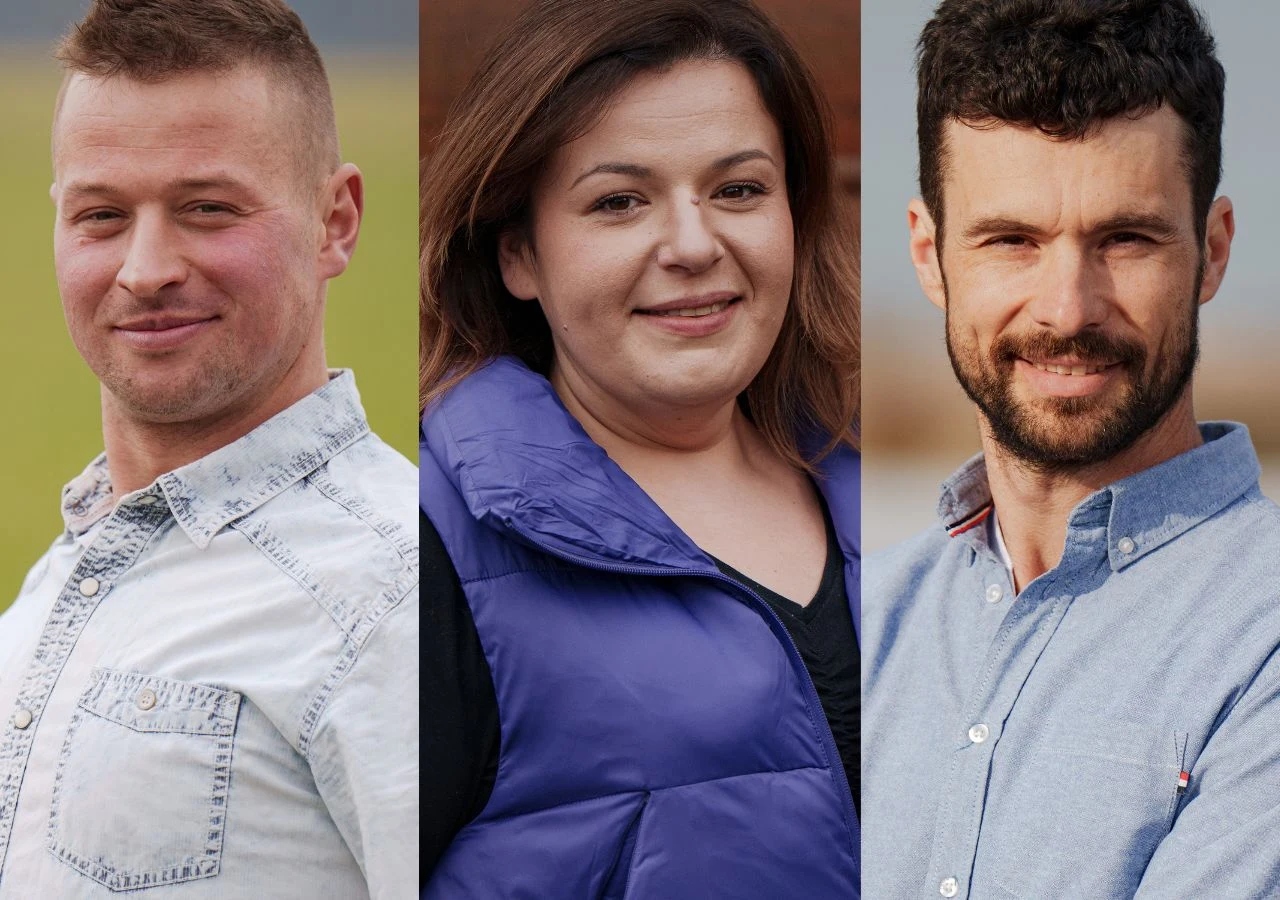 "Rolnik szuka żony" 12 Trzy osoby w średnim wieku, każda z uśmiechem na twarzy, zbliżone portretowo w trzech osobnych kadrach ułożonych obok siebie. W tle rozmyte, naturalne otoczenie.