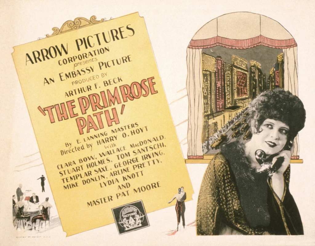 Plakat filmowy z widocznym tytułem filmu 'The Primrose Path', nazwami aktorów oraz producenta po lewej stronie, po prawej elegancko ubrana kobieta z telefonem przy uchu, w tle okno z kurtyną i nocny widok na miasto.