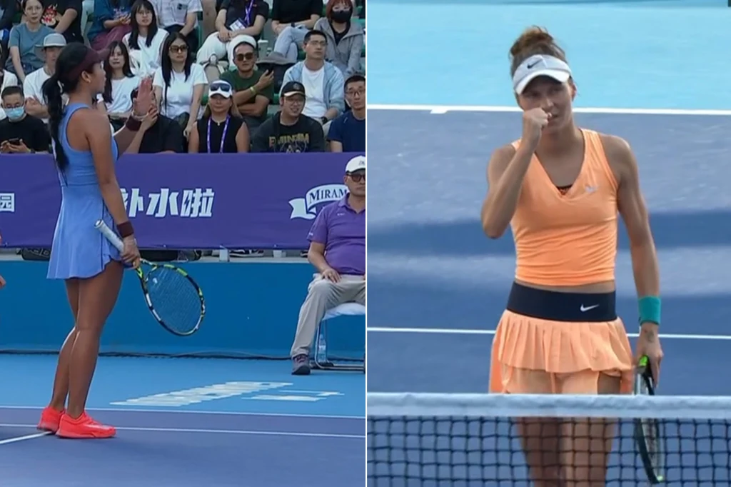 Protestująca Alexandra Eala i Katarzyna Piter w meczu o finał WTA 250 w Kantonie Dwie tenisistki na korcie podczas meczu, po lewej zawodniczka w niebieskiej sukience z rakietą w ręku, po prawej zawodniczka w pomarańczowej sukience za siatką wykonująca gest zwycięstwa lub radości, w tle widoczna publiczność.