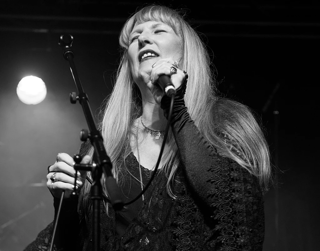 Marcie Free była wokalistką grupy Unruly Child