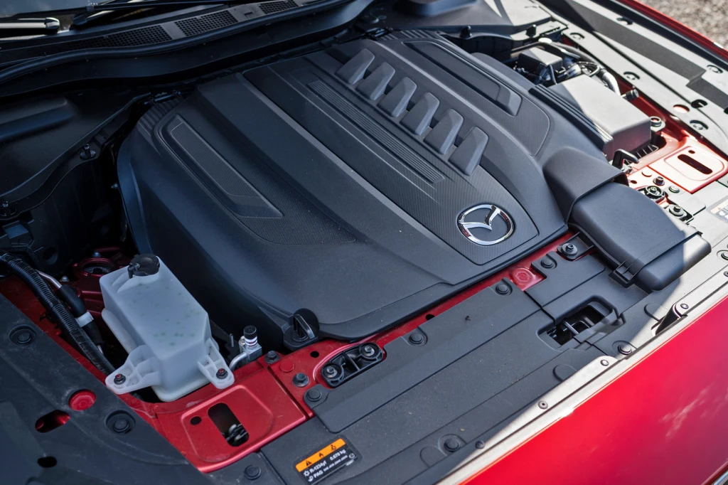 Obniżona o połowę akcyza na auta z układem miękkiej hybrydy to doskonała wiadomość dla Mazdy, która w ofercie ma między innymi widocznego na zdjęciu 6-cylindrowego diesla o pojemności 3,3 l, wyposażonego w układ MHEV