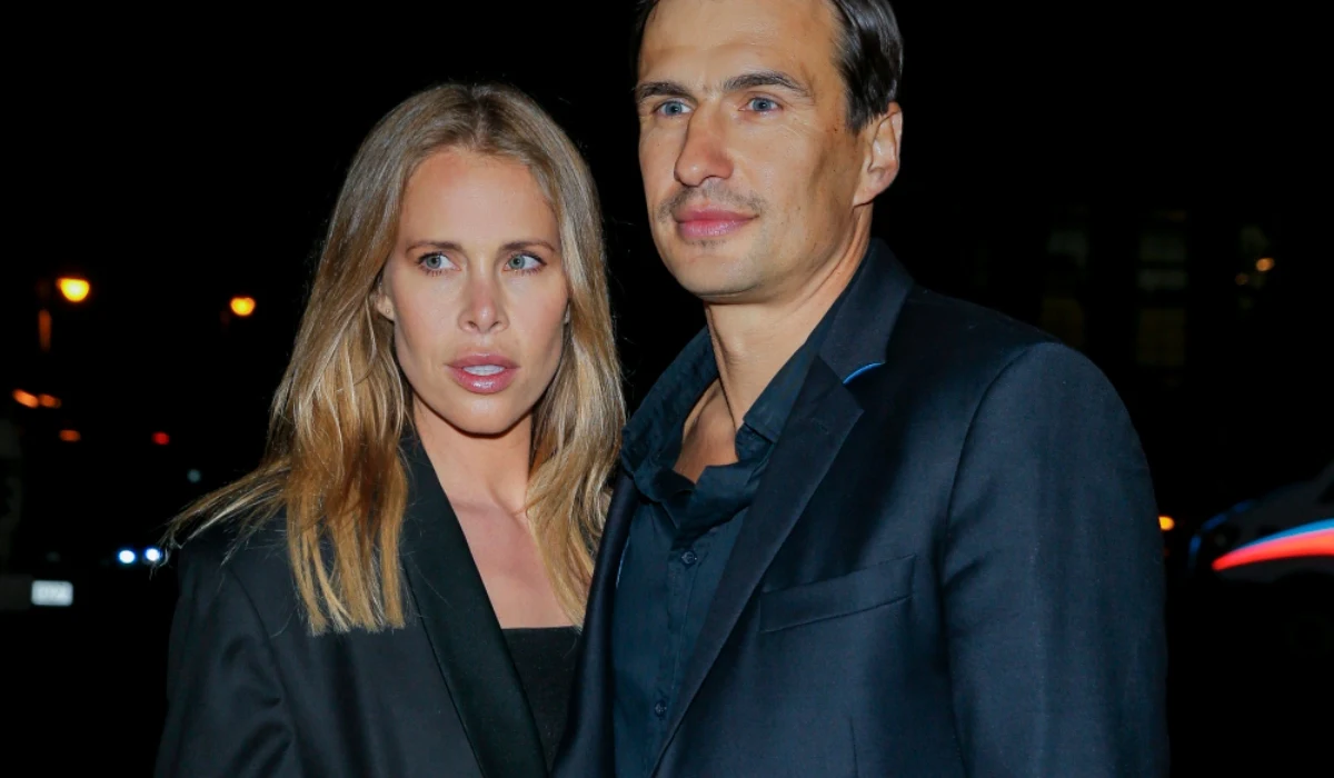 Jarosław Bieniuk i Zuzanna Pactwa Para elegancko ubranych osób stoi razem nocą, w tle widoczne są rozmyte światła miasta.