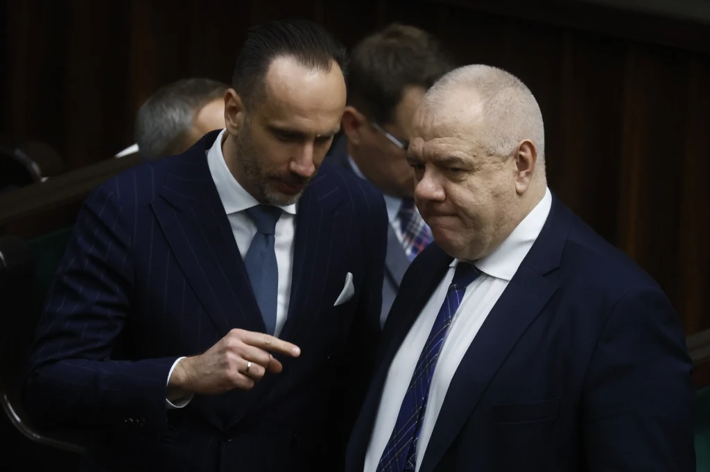 Posłowie PiS Janusz Kowalski i Jacek Sasin to autorzy raportu o nowym systemie podatkowym, opartym na sztucznej inteligencji