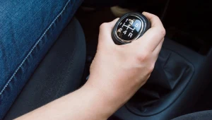 Też trzymasz dłoń na dźwigni biegów? Mechanik już szykuje rachunek na 8 tys. zł