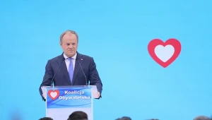 Donald Tusk podczas konwencji zjednoczeniowej, prezentując nową nazwę partii: Koalicja Obywatelska