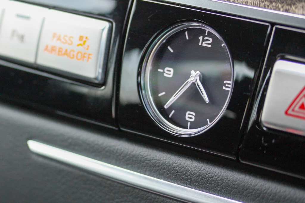 Jak zmienić ustawienie zegarka w samochodzie?