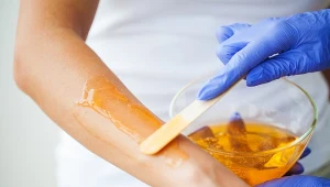 Pasta cukrowa to prosty, tani i skuteczny sposób na gładką skórę, który z powodzeniem przygotujesz w domu