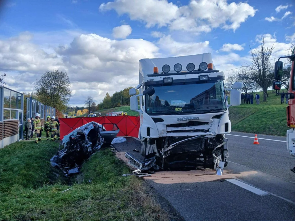 Bodzanów. Samochód zderzył się z ciężarówką (zdj. ilustracyjne) Bodzanów. Samochód zderzył się z ciężarówką (zdj. ilustracyjne)