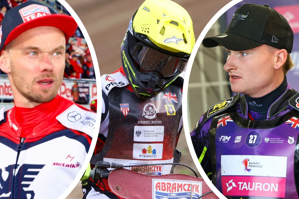 Trzech żużlowców w barwach różnych drużyn, jeden z nich w pełnym stroju i kasku, pozostali w sportowych kombinezonach i czapkach z logo sponsorów.