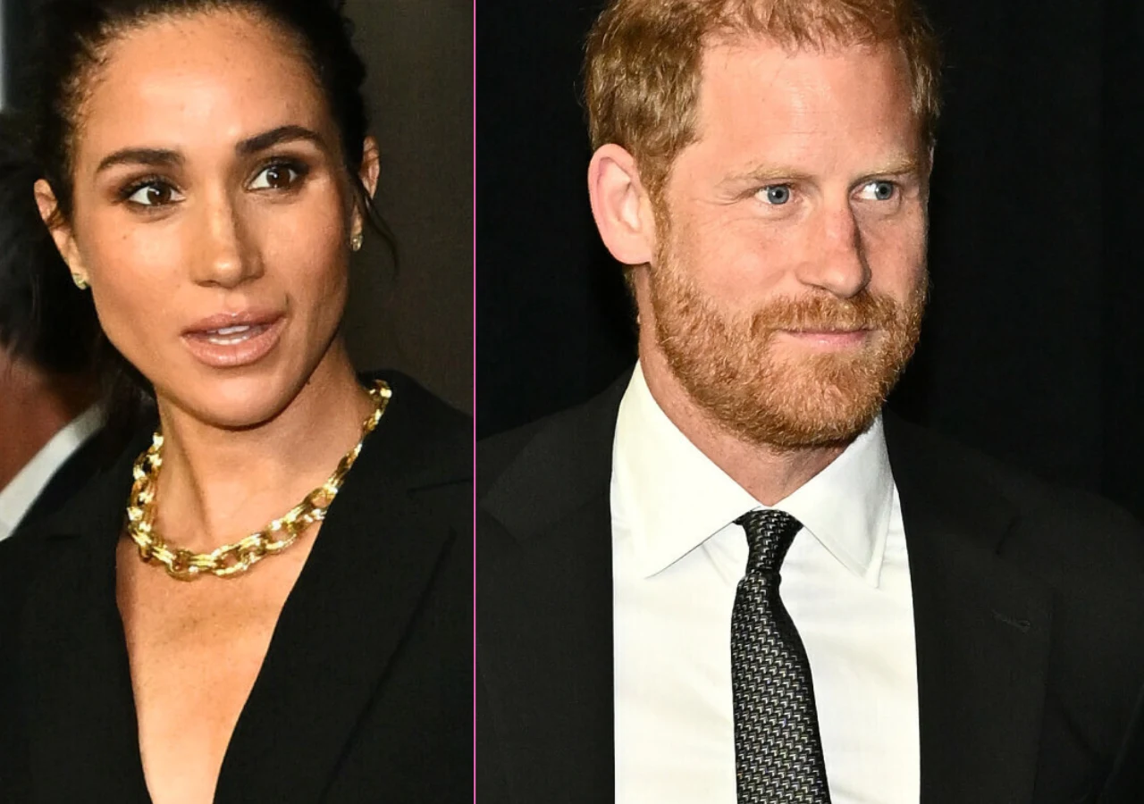 Meghan Markle, książę Harry Elegancko ubrani kobieta i mężczyzna stoją obok siebie na ciemnym tle, kobieta ma na sobie złoty naszyjnik, a mężczyzna garnitur i krawat.