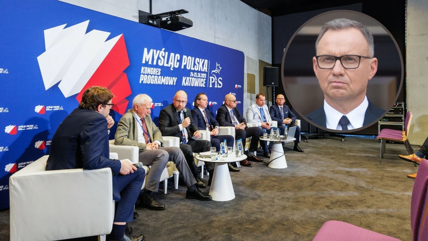 Konwencja PiS. Dariusz Stefaniuk o wetach prezydenta Andrzeja Dudy (zdj. ilustracyjne) Grupa mężczyzn w eleganckich garniturach uczestniczy w panelu dyskusyjnym przed niebieską ścianką z logotypami i napisem 'Myśląc Polska, Kongres Programowy, Katowice, PiS'; w prawym górnym rogu okrągłe powiększenie twarzy mężczyzny w okularach.