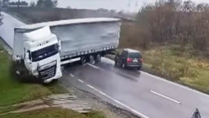 Naczepa zmiotła osobówkę z drogi. Zginął samorządowiec i chory na raka