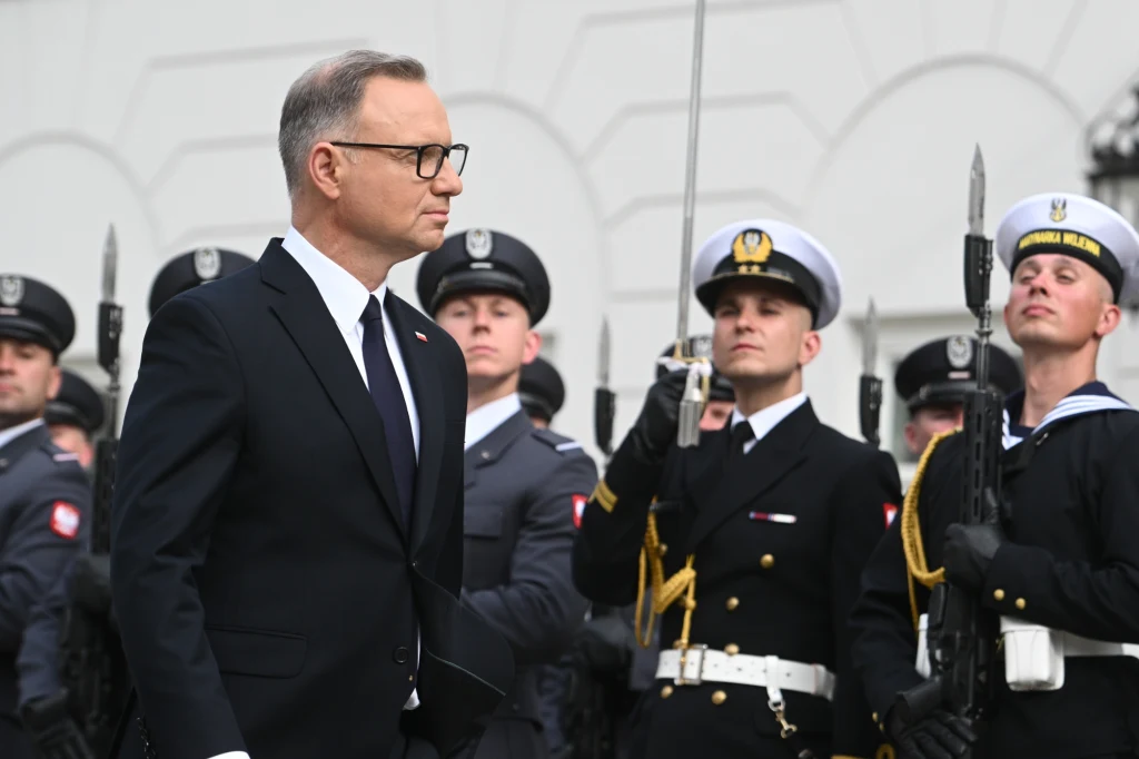 Były prezydent Andrzej Duda podczas ceremonii pożegnalnej z siłami zbrojnymi (zdj. arch.) Były prezydent Andrzej Duda podczas ceremonii pożegnalnej z siłami zbrojnymi (zdj. arch.)
