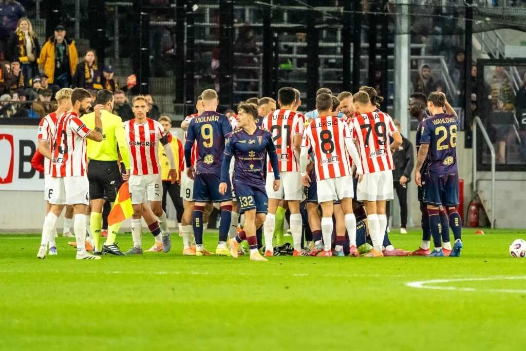 Pogoń Szczecin pokonała Cracovię w ramach 13. kolejki PKO Ekstraklasy. W trakcie meczu zawrzało pomiędzy przedstawicielami obu klubów Pogoń Szczecin pokonała Cracovię w ramach 13. kolejki PKO Ekstraklasy. W trakcie meczu zawrzało pomiędzy przedstawicielami obu klubów