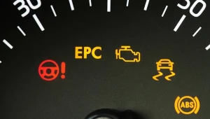 Co oznacza kontrolka EPC w samochodzie? Można przez nią dostać mandat