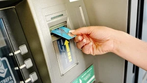 Znikają pieniądze z kont w jednym z banków. "To zorganizowana akcja"