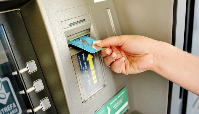 Nowa funkcja w aplikacji mBanku pozwoli na tymczasowe zablokowanie transakcji, m.in. wypłat z bankomatu. Zdj. ilustracyjne.