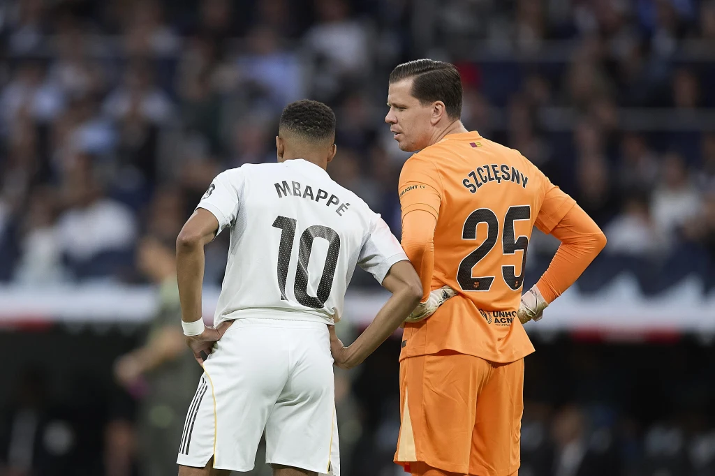 Wojciech Szczęsny i Kylian Mbappe podczas El Clasico