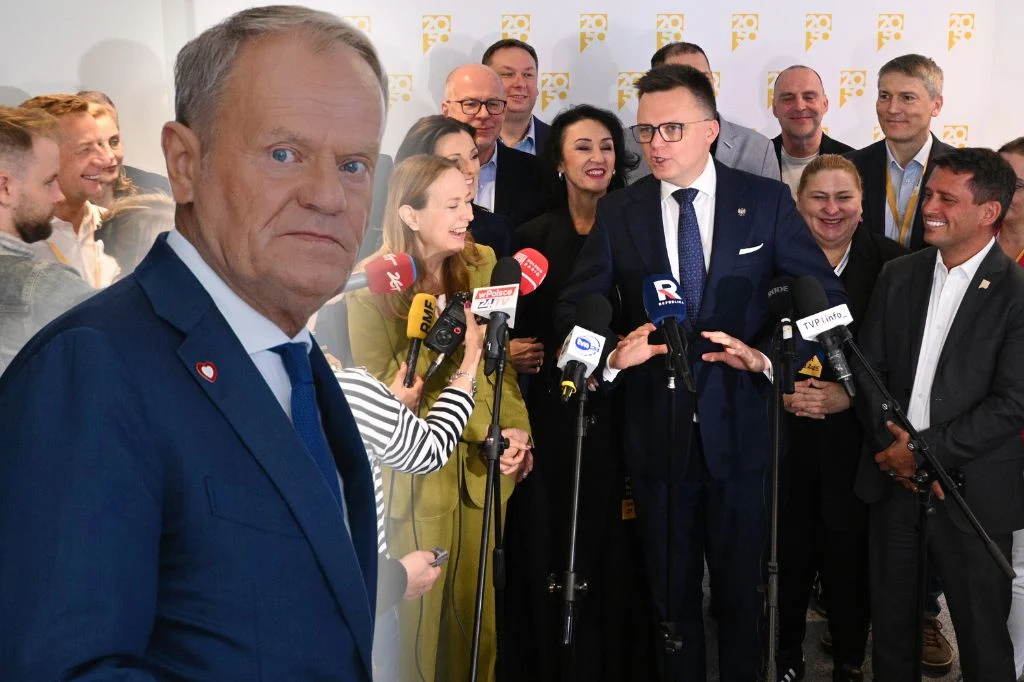 Podzielone głosy ws. zniesienia dwukadencyjności w samorządach. Polska 2050 nie popiera zdania premiera Grupa polityków i dziennikarzy zgromadzonych podczas konferencji prasowej, część osób trzyma mikrofony. W pierwszym planie po lewej stronie widoczny mężczyzna w garniturze, patrzący w stronę obiektywu.