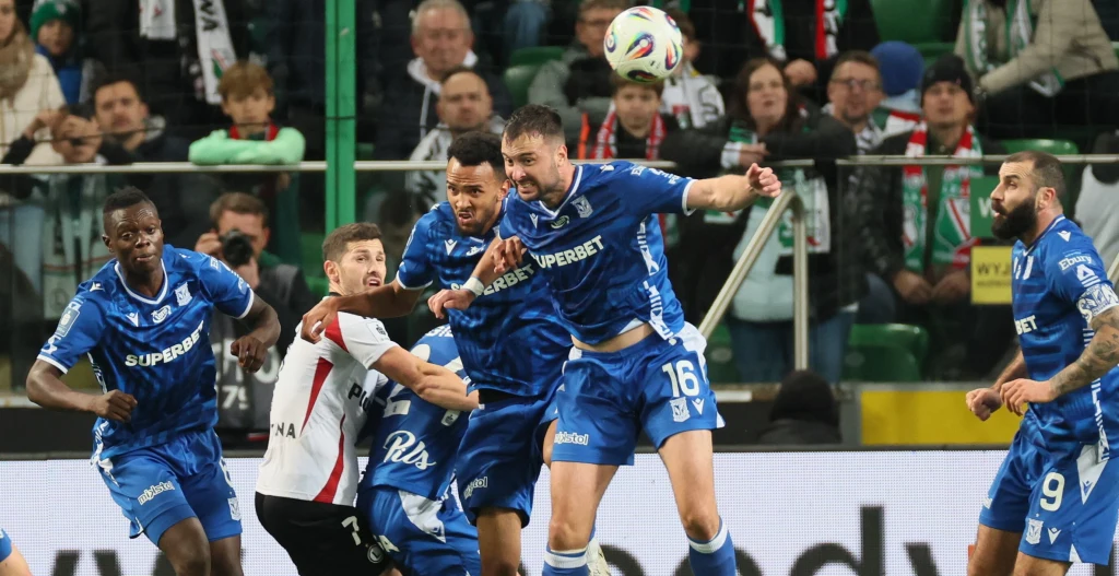 Paweł Wszołek osaczony przez piłkarzy Lecha. Ligowy szlagier nosił niewiele cech spektaklu Paweł Wszołek osaczony przez piłkarzy Lecha. Ligowy szlagier nosił niewiele cech spektaklu