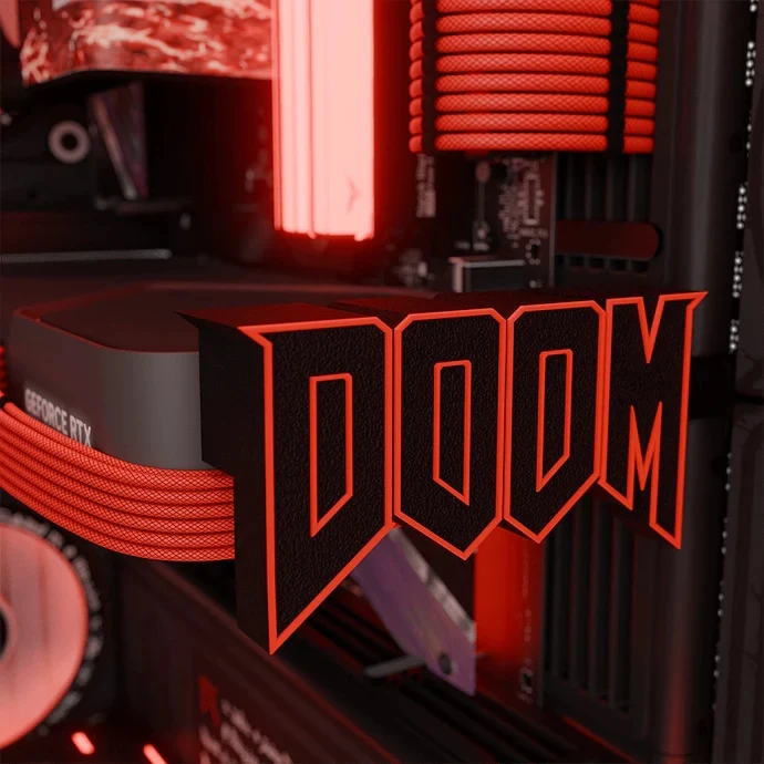 Podświetlone na czerwono wnętrze komputera z widoczną kartą graficzną oraz dużym napisem DOOM umieszczonym na elemencie obudowy.