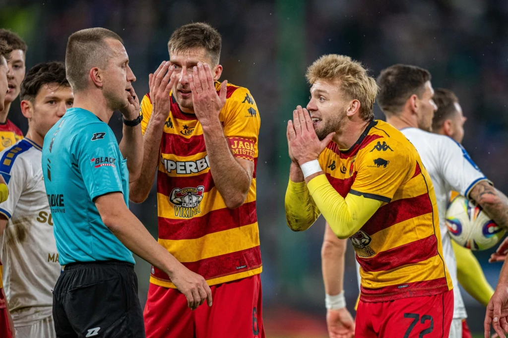 Taras Romanczuk i Kamil Jóźwiak nie mogli pogodzić się z decyzją sędziego Bartosza Frankowskiego