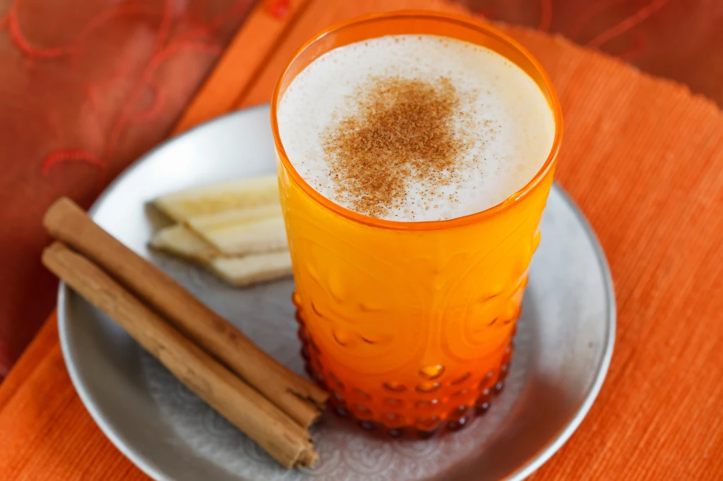 Koktajl z dodatkiem cynamonu rozgrzeje cię "od środka", nasyci i poprawi przemianę materii Koktajl z dodatkiem cynamonu rozgrzeje cię "od środka", nasyci i poprawi przemianę materii