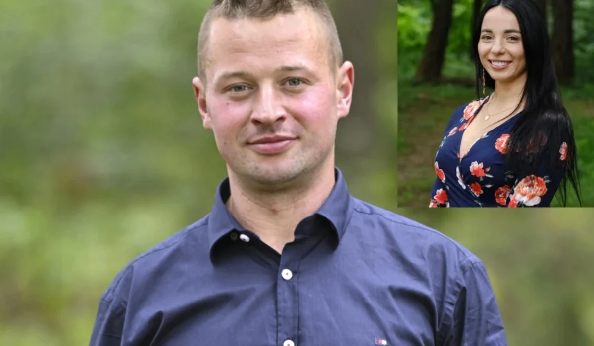 Krzysztof z "Rolnik szuka żony" 12, Agnieszka, fot. https://www.instagram.com/rolnikszukazonytvp/ Mężczyzna w niebieskiej koszuli z krótkimi włosami stoi na tle zielonego, rozmytego pleneru, w prawym górnym rogu znajduje się wstawka z uśmiechniętą kobietą o długich ciemnych włosach, ubraną w sukienkę w kwiaty, zdjęcie wykonane na tle lasu.