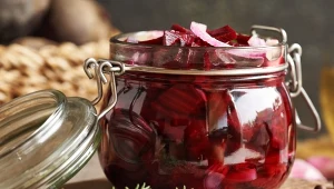 Przepis na surówkę z buraków jest nieco czasochłonny, ale bardzo prosty