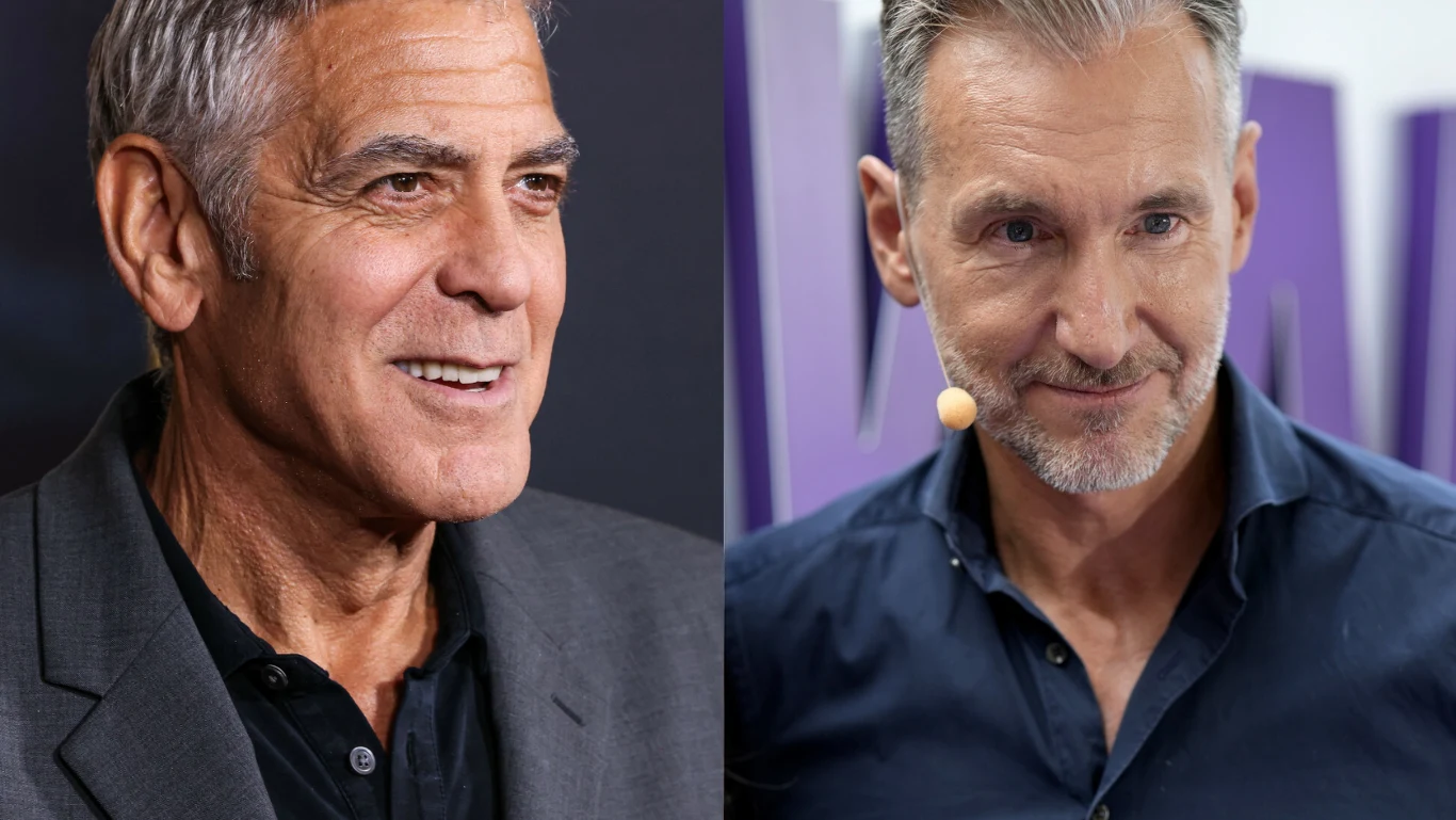 Dwóch dojrzałych mężczyzn, każdy na osobnej części zdjęcia. Po lewej mężczyzna w szarym garniturze z krótkimi, siwiejącymi włosami i szerokim uśmiechem, po prawej mężczyzna w granatowej koszuli z mikrofonem przy twarzy, delikatnie się uśmiecha.