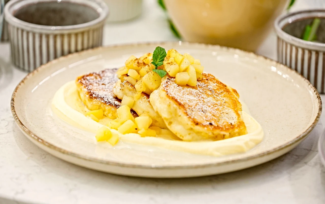 Racuchy z kremem z mascarpone z białą czekoladą i kruszonką z orzechów