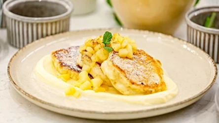 Racuchy z kremem z serka mascarpone z białą czekoladą i kruszonką z orzechów włoskich