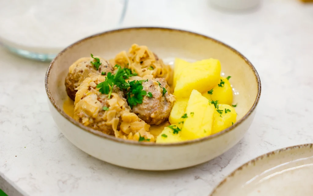 Klopsiki nadziewane serem, w sosie jabłkowo-chrzanowym i orzechami, z kopytkami