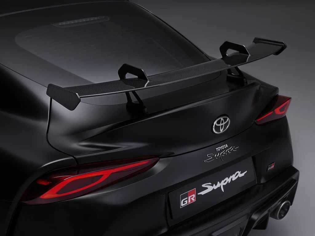 Historia Supry sięga 1978 roku, gdy na rynku pojawiła się Celica Supra (A40), dłuższa i bardziej luksusowa wersja Celiki. Tył czarnego sportowego samochodu Toyota Supra z widocznym spoilerem z włókna węglowego oraz charakterystycznymi tylnymi lampami LED.