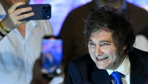 Prezydent Argentyny Javier Milei wita zwolenników swojej partii po ogłoszeniu zwycięskich dla jego obozu wyborów