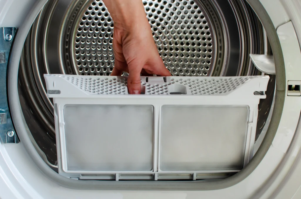 Po wysuszeniu ubrań w suszarce bębnowej może zebrać się nawet kilka litrów wody