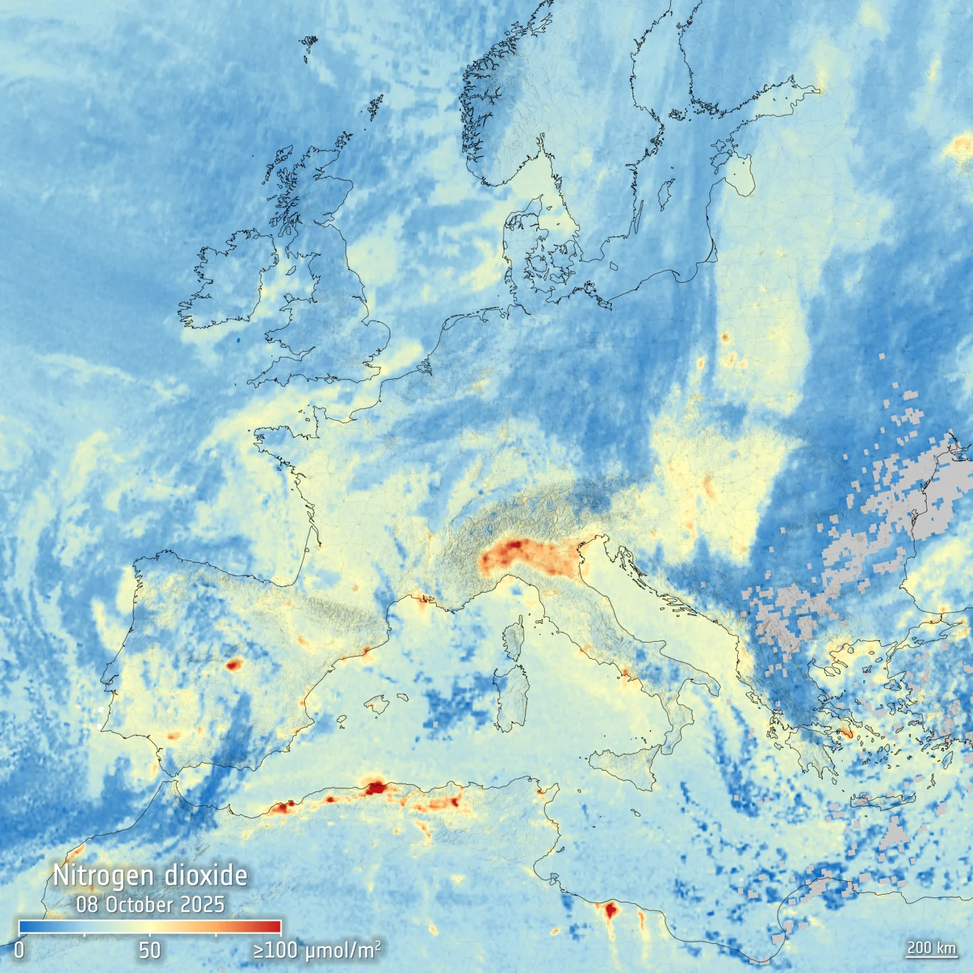 Mapa satelitarna Europy przedstawiająca stężenie dwutlenku azotu w atmosferze w różnych regionach, zaznaczona skala kolorów od niebieskiego do czerwonego wskazuje poziom zanieczyszczeń powietrza, intensywniejsze barwy widoczne są nad północnymi Włocham...