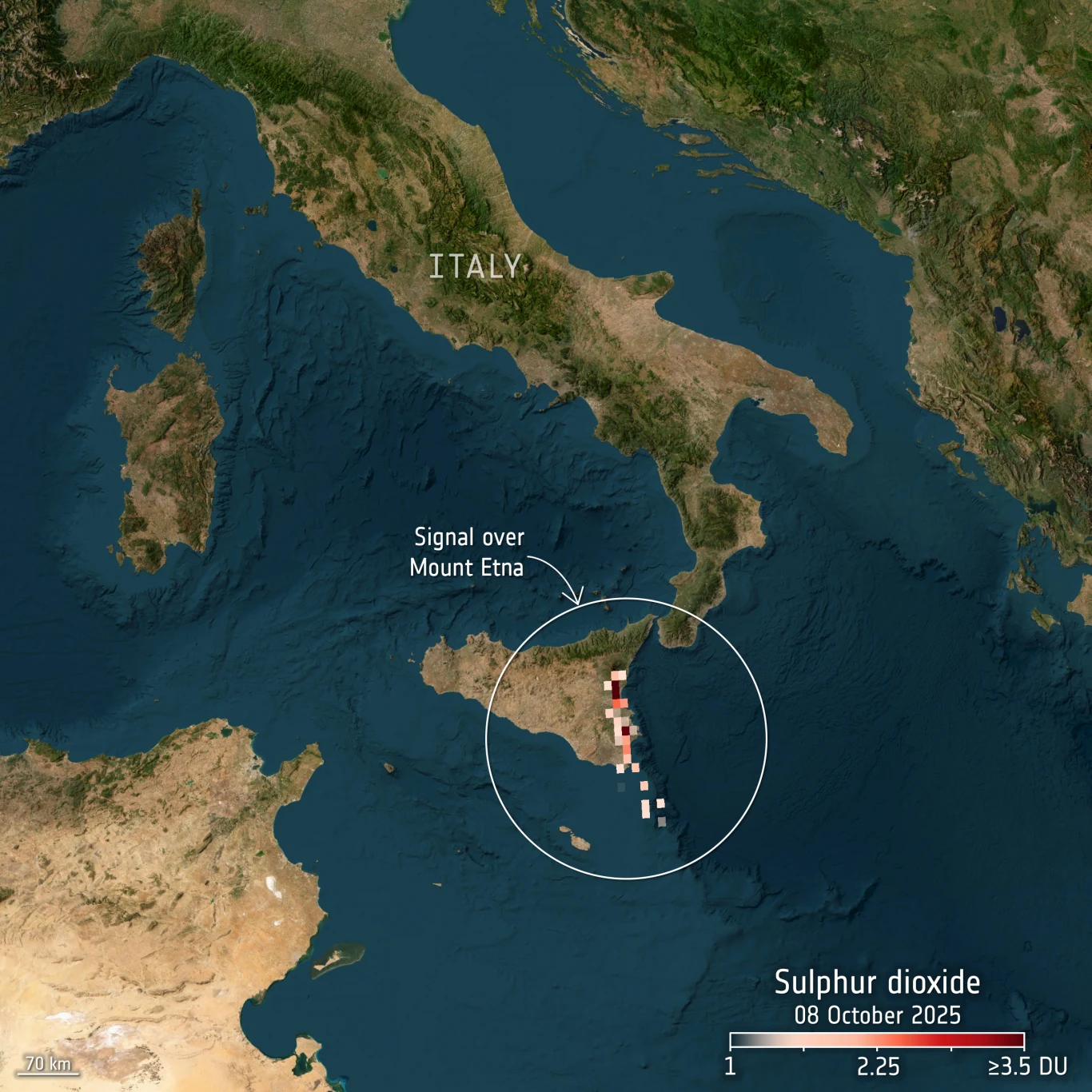Satelitarny obraz południowych Włoch z wyraźnie zaznaczoną Sycylią. Na obrazie zaznaczony jest sygnał dwutlenku siarki nad Etną w formie kolorowych kwadratów, z legendą wskazującą stężenie oraz datą pomiaru.