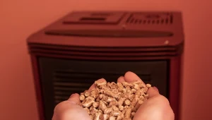 Tańszy zamiennik pelletu. Zanim kupisz, sprawdź, czy masz odpowiedni piec 