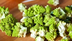 Niskokaloryczne warzywo dla mocnych kości. Jest smaczniejsze od kalafiora