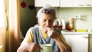 Seniorzy powinni jeść te owoce. Zbijają cukier, wzmacniają kości i dbają o zdrowie serca