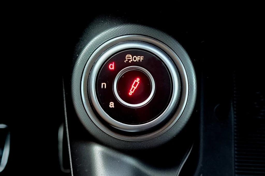 Charakter Tonale zmieniamy tym pokrętłem. Ale idealnego ustawienia nie ma Panel sterowania skrzynią biegów oraz przyciskiem kontroli trakcji z podświetlonymi wskaźnikami trybów jazdy i symbolem pojazdu na czerwonym tle.