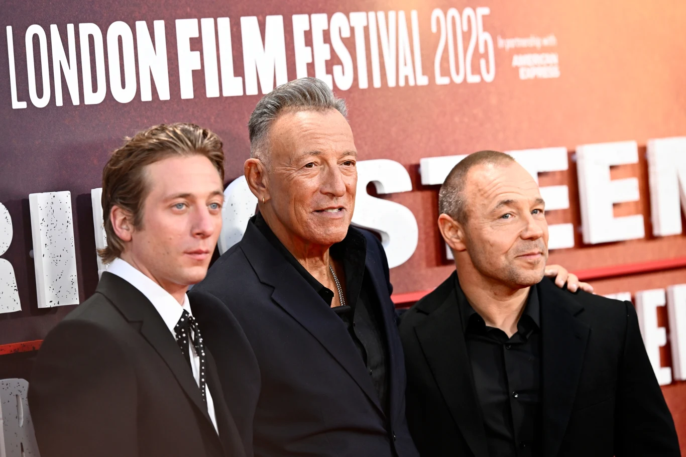 Jeremy Allen White, Bruce Springsteen i Stephen Graham na pokazie filmu "Springsteen: Ocal mnie od nicości"
