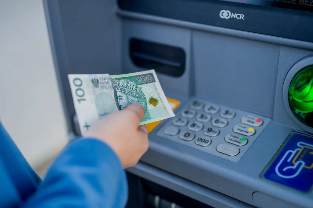 Wypłata pieniędzy z bankomatu, zdj. ilustracyjne Wypłata pieniędzy z bankomatu, zdj. ilustracyjne